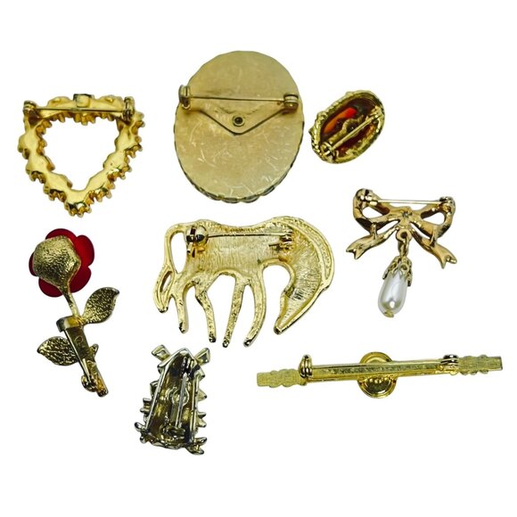 Lot of 8 Vintage Gold Tone Brooches (5565) - Picture 9 of 9